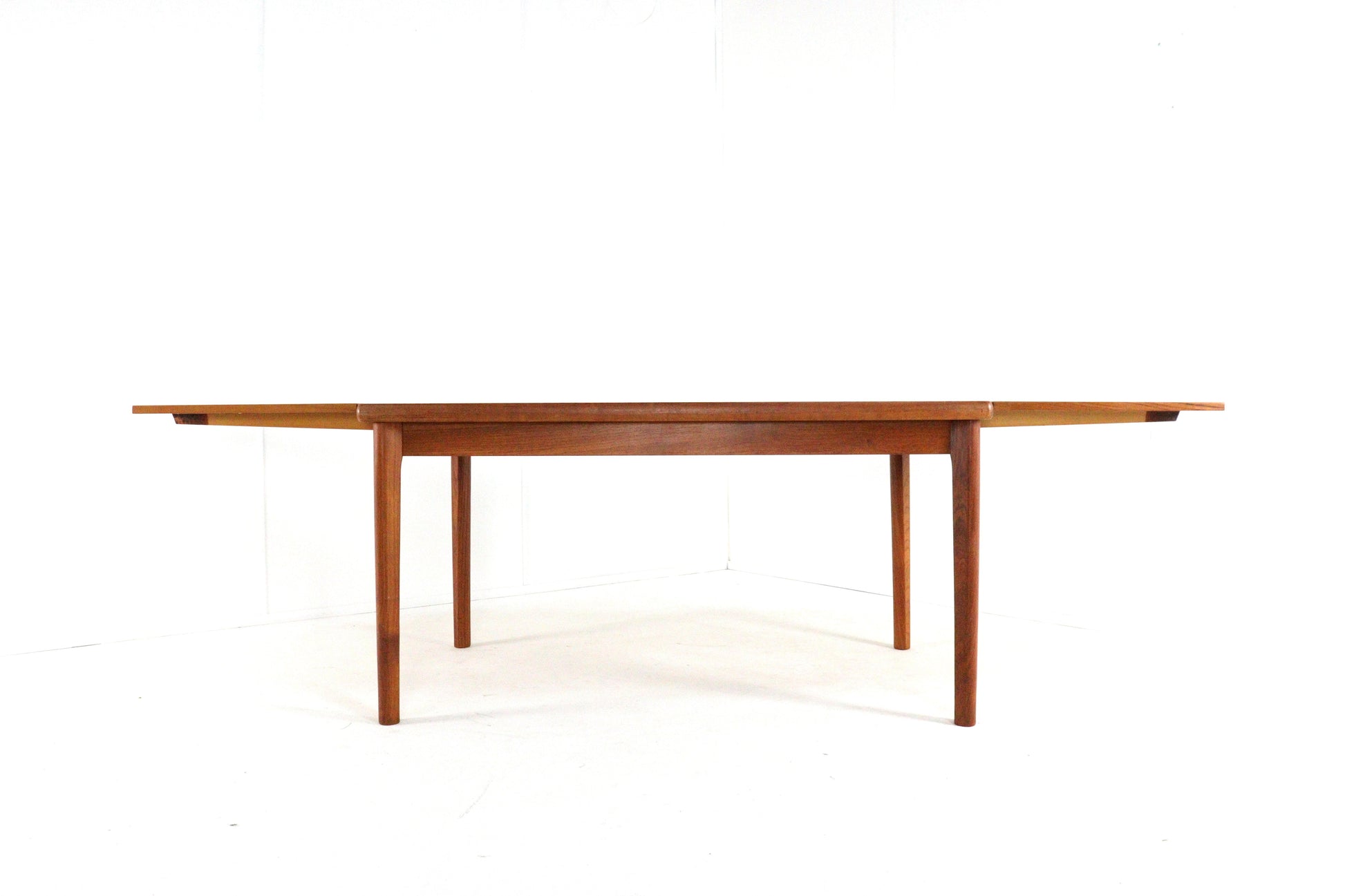 Henning Kjearnulf Velje extandable table XL - COLLECTORS RDAM