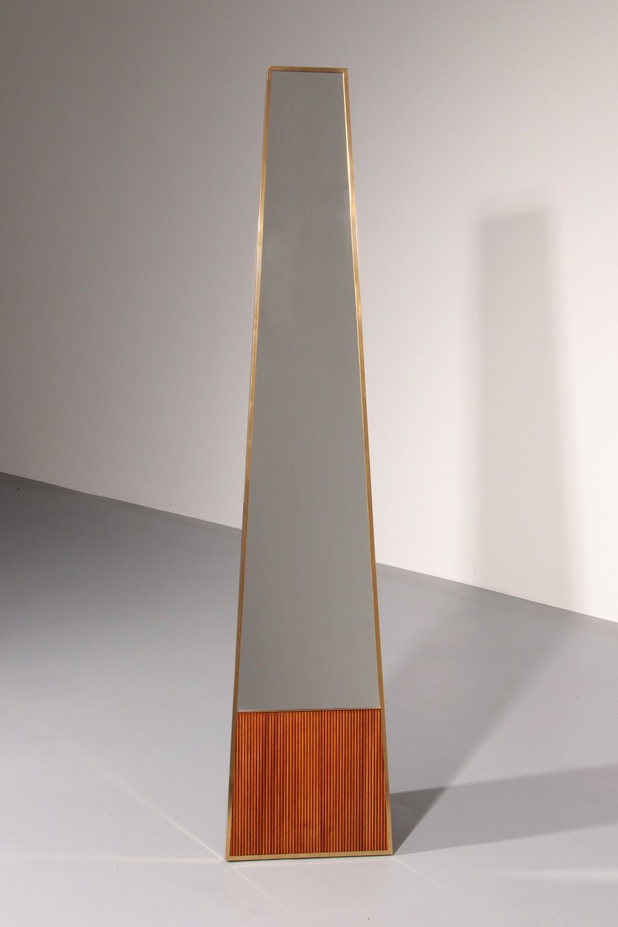 Italian Elegance – 1970s Freestanding Mirror with Brass and Oak Details 1960 - COLLECTORS RDAM