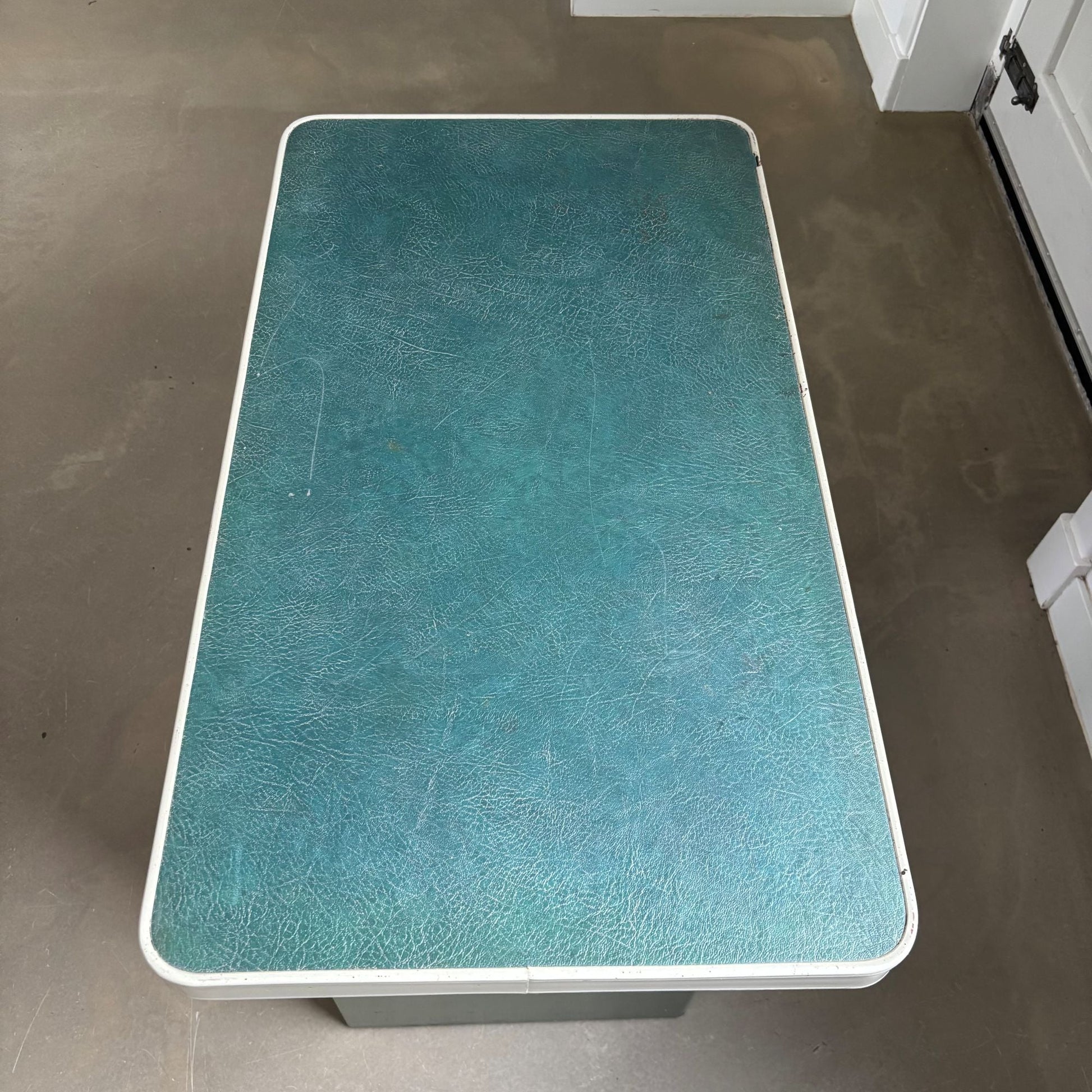 Small industrial, Gispen style writing desk, 1950’s, France - Collectors - Net.Work