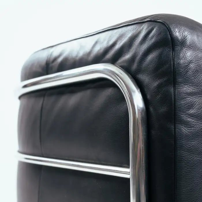 Zanotta Onda black round leather chairs, inspired by le Corbusier, Italy, set 2 - COLLECTORS RDAM